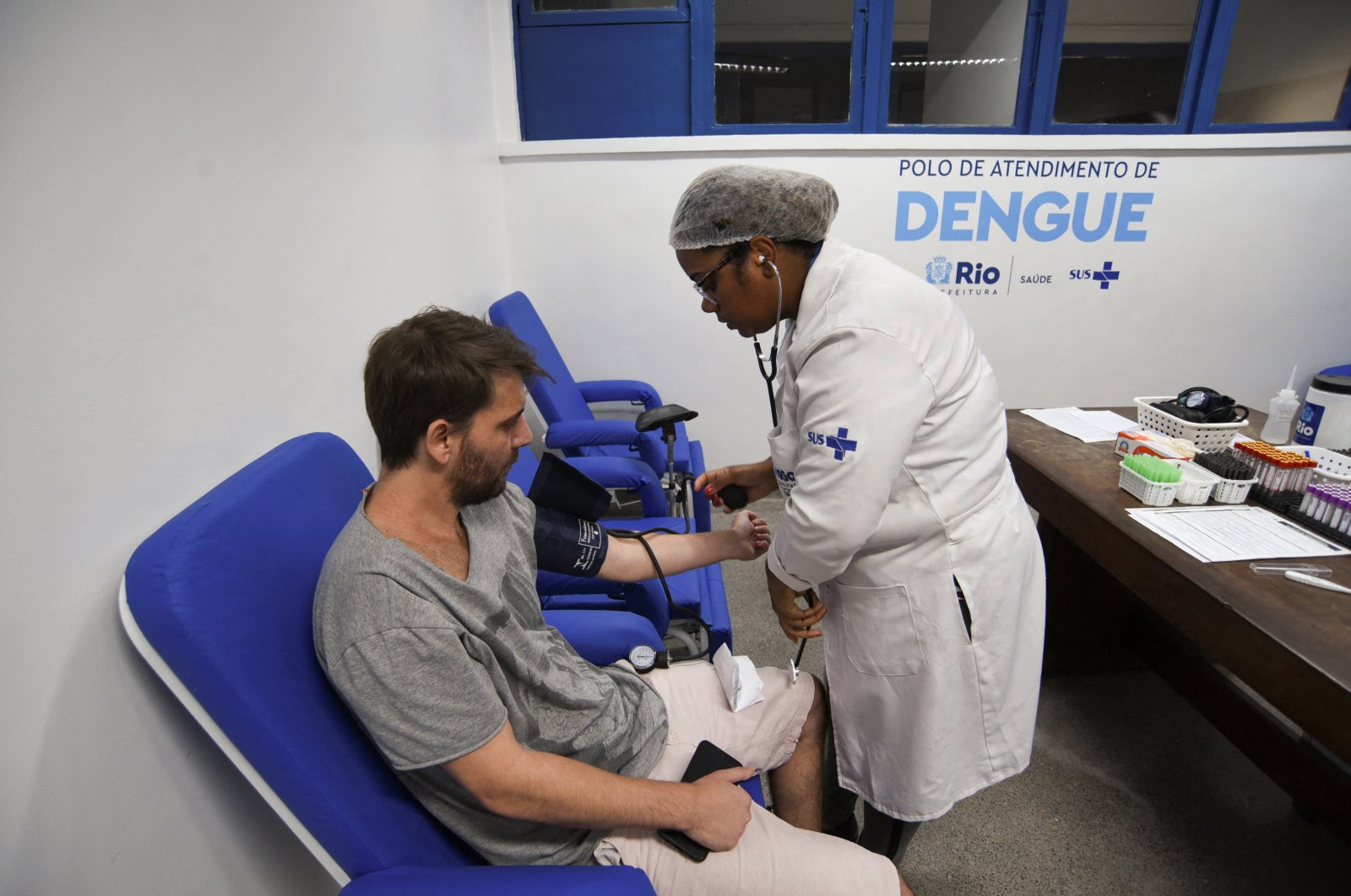 A patient receives treatment, at a dengue fever emergency medical care unit, Rio de Janeiro, Brazil, Feb. 5, 2024. (Reuters Photo)