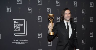 Paul Lynch holds up trophy after being named the winner of the 2023 Booker Prize for the novel "Prophet Song," at an award ceremony in Old Billingsgate, London, U.K., Nov. 26, 2023 (Getty Images Photo)