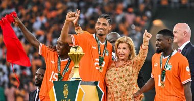 Ivory Coast&#039;s Sebastien Haller (CL) poses with first lady of Ivory Coast Dominique Ouattara (CR) after winning at the end of the AFCON 2023 final against Nigeria at Alassane Ouattara Olympic Stadium in Ebimpe, Abidjan, Ivory Coast, Feb. 11, 2024. (AFP Photo)