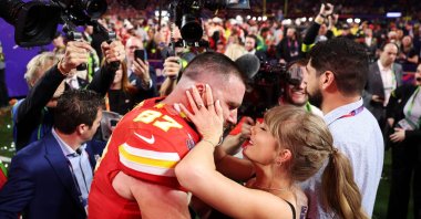 Kansas City Chiefs' Travis Kelce (L) and Taylor Swift embrace after defeating the San Francisco 49ers in overtime during Super Bowl LVIII at Allegiant Stadium, Las Vegas, Nevada, U.S., Feb. 11, 2024. (AFP Photo)