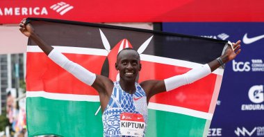 Kenya&#039;s Kelvin Kiptum celebrates winning the 2023 Bank of America Chicago Marathon in a world record time of 2 hours and 35 seconds, Chicago, U.S., Oct. 8, 2023. (AFP Photo)