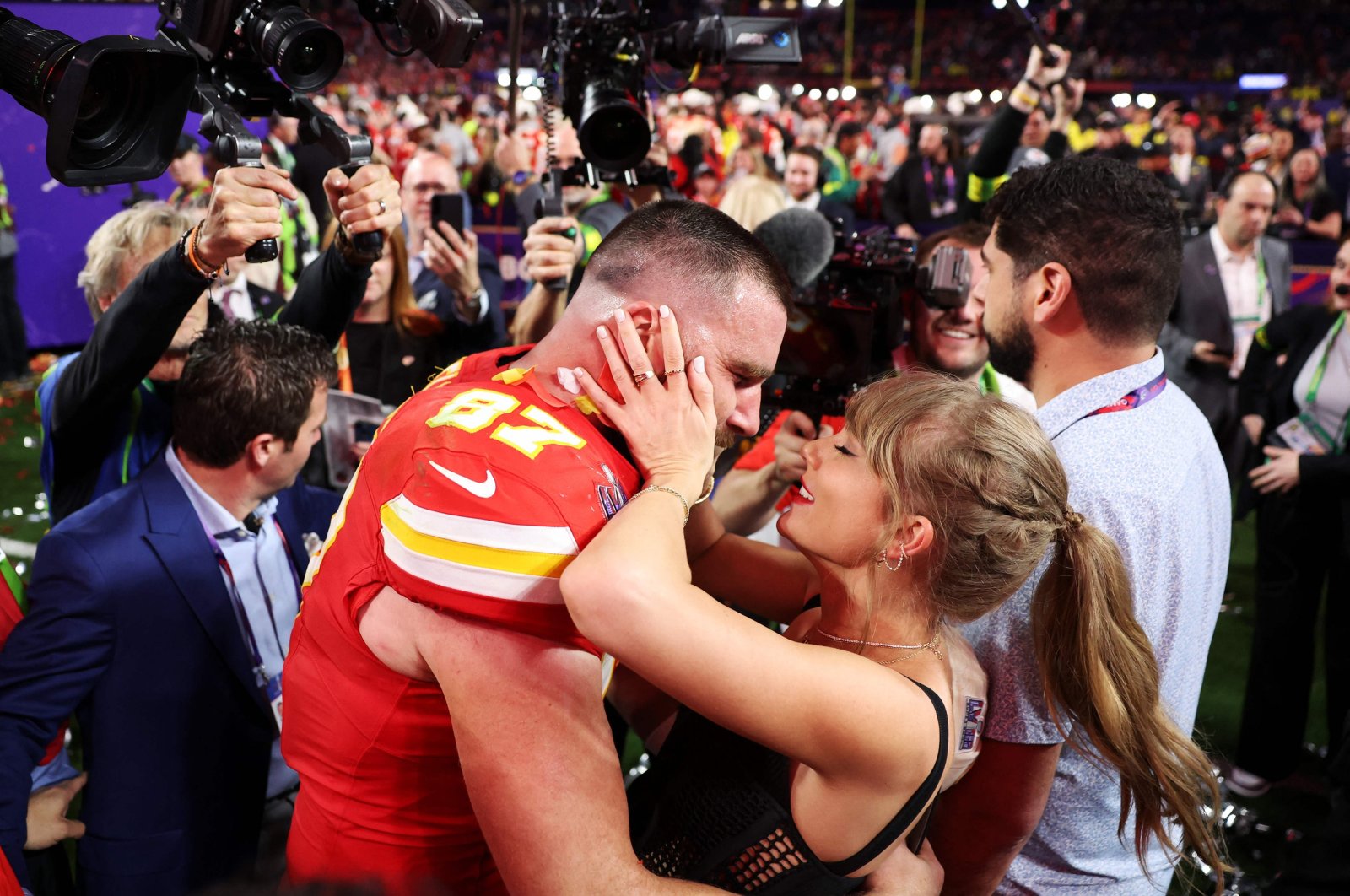 Kansas City Chiefs&#039; Travis Kelce (L) and Taylor Swift embrace after defeating the San Francisco 49ers in overtime during Super Bowl LVIII at Allegiant Stadium, Las Vegas, Nevada, U.S., Feb. 11, 2024. (AFP Photo)