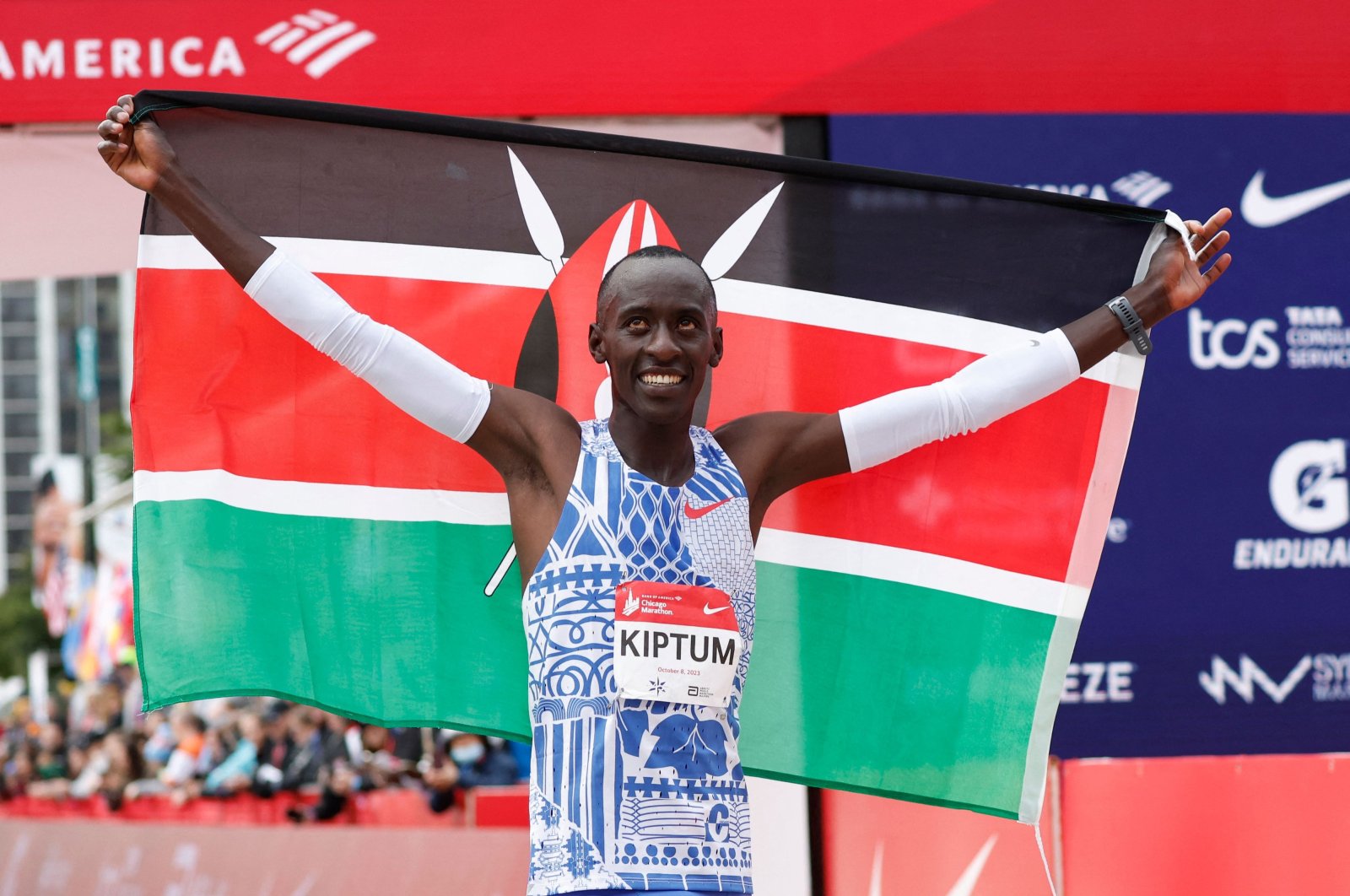 Kenya&#039;s Kelvin Kiptum celebrates winning the 2023 Bank of America Chicago Marathon in a world record time of 2 hours and 35 seconds, Chicago, U.S., Oct. 8, 2023. (AFP Photo)