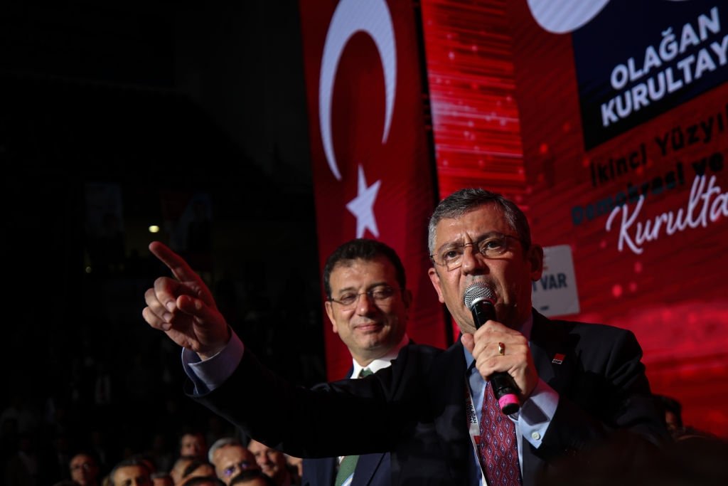 CHP chair Özgür Özel speaks (R) as Istanbul Mayor Ekrem İmamoğlu watches him during party&#039;s congress, in the capital Ankara, Türkiye, November 5, 2023. (Getty Images) 