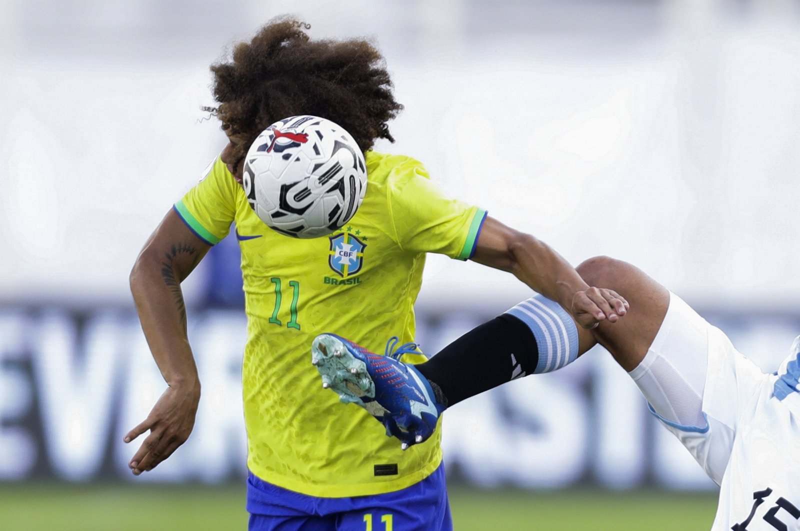 Argentina&#039;s Gonzalo Lujan (R) vies for the ball with Brazil&#039;s Guilherme Biro during a CONMEBOL U-23 Pre-Olympic qualifier match at the Brigido Iriarte Stadium, Caracas, Venezuela, Feb. 11, 2024. (EPA Photo)