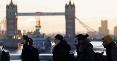 Commuters cross London Bridge on a cold morning in London, Britain, Jan. 16, 2024. (EPA Photo)