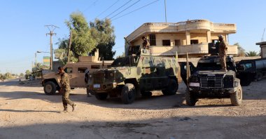 Militants of the U.S.-backed PKK/YPG terrorist group take up positions in the town of Dhiban, Deir el-Zour province, eastern Syria, Sept. 9, 2023. (EPA Photo)