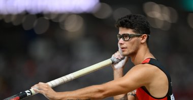 Türkiye&#039;s Ersu Şaşma competes in the men&#039;s pole vault final during Day 8 of the World Athletics Championships Budapest 2023 at the National Athletics Centre, Budapest, Hungary, Aug. 26, 2023. (Getty Images Photo)