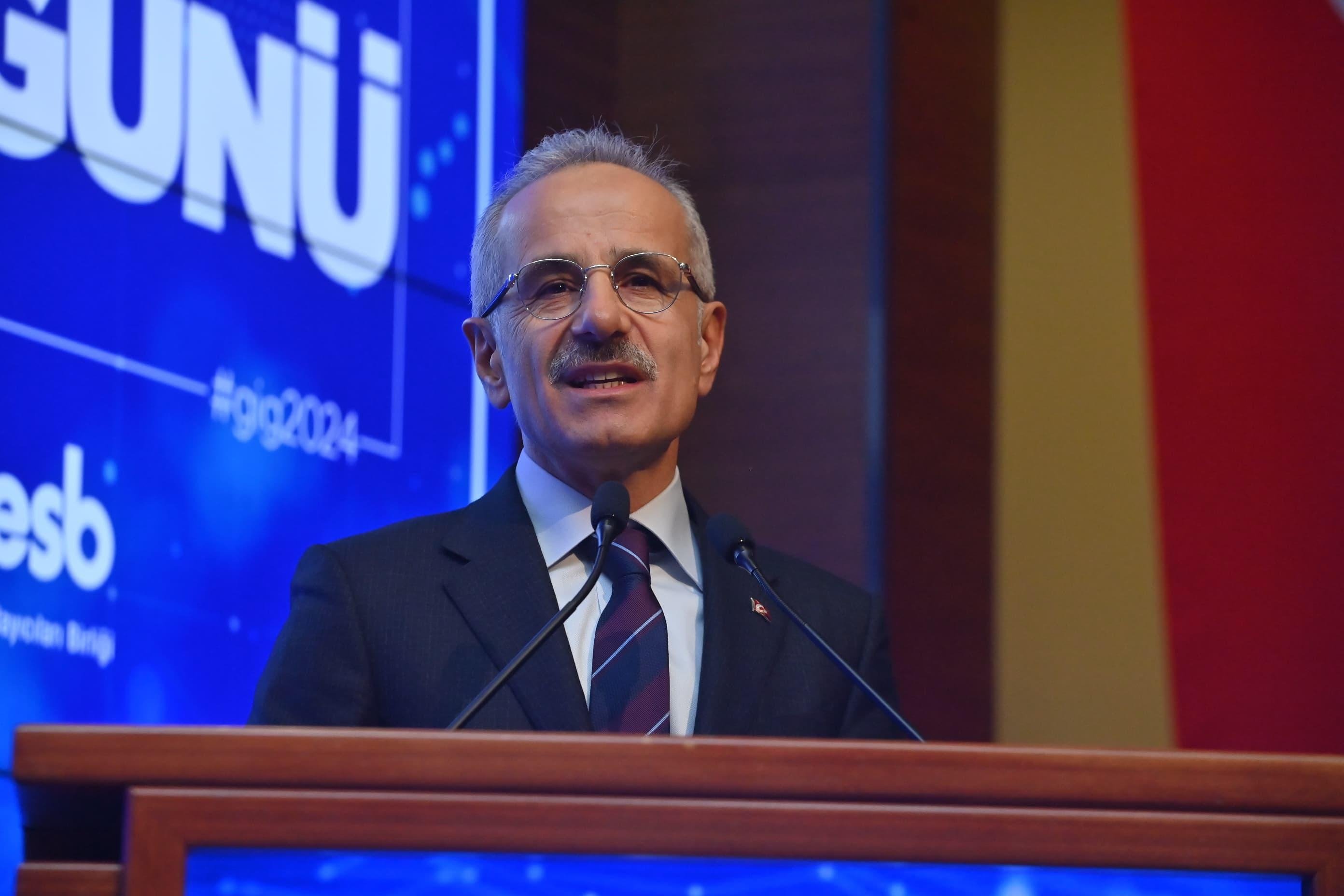 Minister Abdulkadir Uraloğlu highlights the &quot;Butterfly Flaw&quot; concept at the &quot;Safer Internet Day,&quot; warning against excessive digital use in children. (DHA Photo)