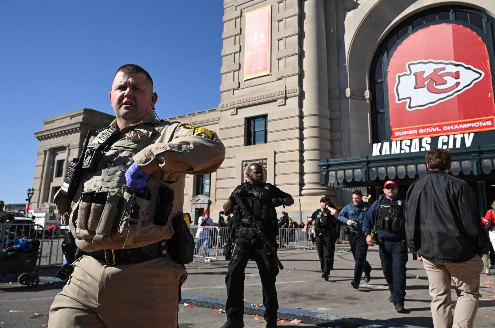 Police respond after shots were fired near the Kansas City Chiefs&#039; Super Bowl LVIII victory parade in Kansas City, Missouri on Feb. 14, 2024. (AFP Photo)