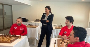 Turkish Chess Federation (TSF) President Gülkız Tulay (2nd L) speaks with the players, Antalya, Türkiye, Feb. 15, 2024. (AA Photo)