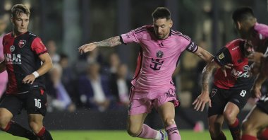 Inter Miami's Lionel Messi (C) dribbles the ball past Newell's Old Boys players during the first half at DRV PNK Stadium, U.S., Feb. 15, 2024. (Reuters Photo)