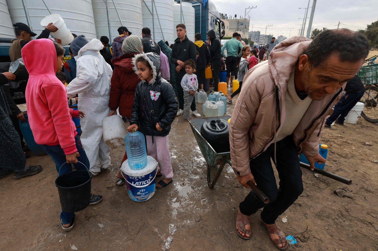 People line up to fill their containers with water amid ongoing Israeli attacks in Rafah on the southern Gaza Strip, Palestine, Feb. 15, 2024. (AFP Photo)