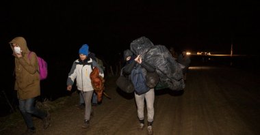 Migrants who want to cross into Europe illegally through Türkiye try to cross the Greek border, Edirne, northwestern Türkiye, Feb. 11, 2022. (Getty Images)