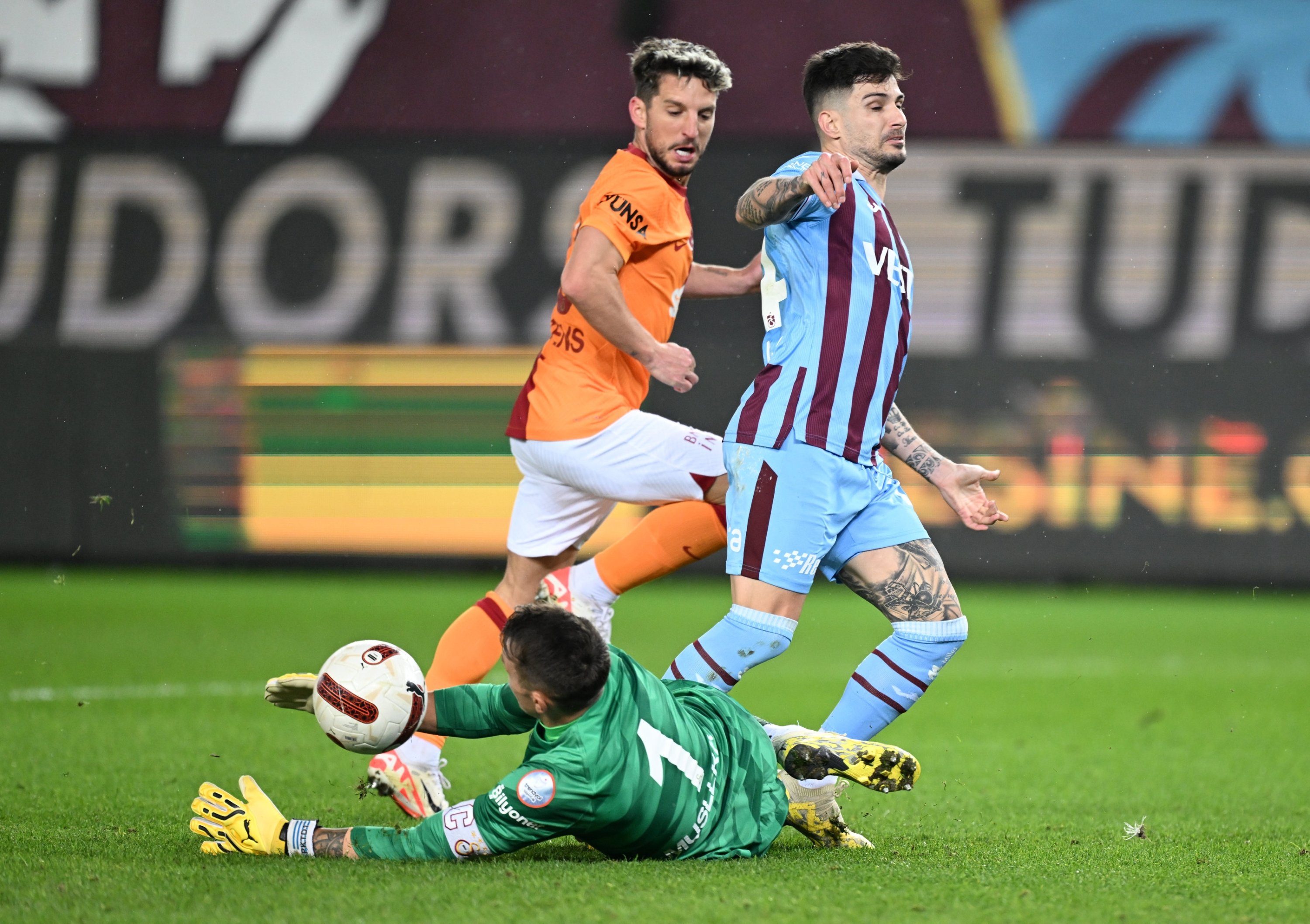 Galatasaray's goalkeeper Fernando Muslera (L) in action during the match against Trabzonspor at the Papara Park, Trabzon, Türkiye, Jan. 21, 2024. (AA Photo)