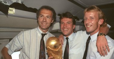 (L-R) Germany national team&#039;s Franz Beckenbauer, Lothar Matthaeus and Andreas Brehme pose with the World Cup trophy, Munich, Germany, July 9, 1990. (AP Photo)