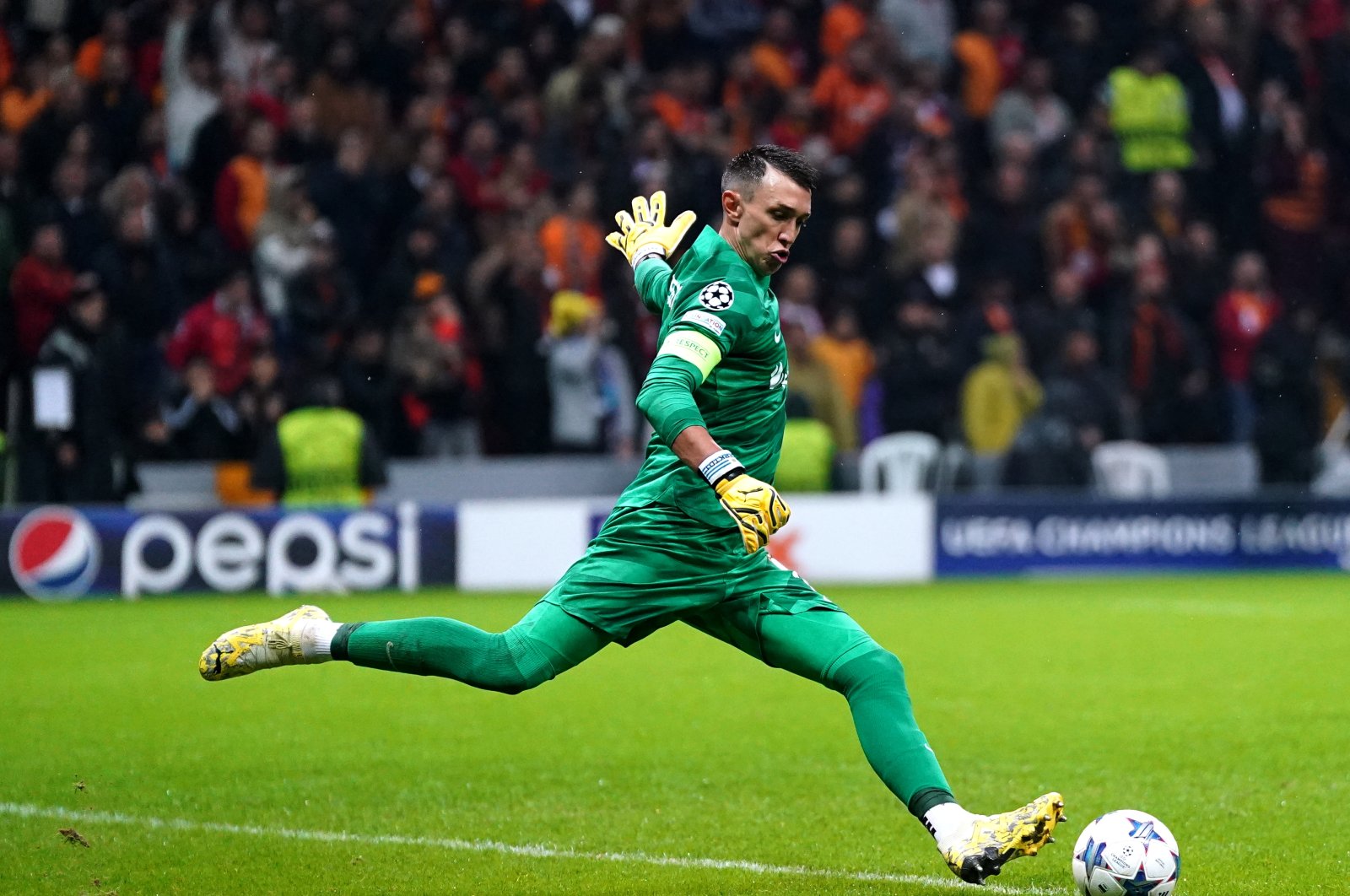 Galatasaray&#039;s goalkeeper Fernando Muslera in action during the match against Manchester United at the RAMS Park, Istanbul, Türkiye, Nov. 29, 2023. (Getty Images Photo)