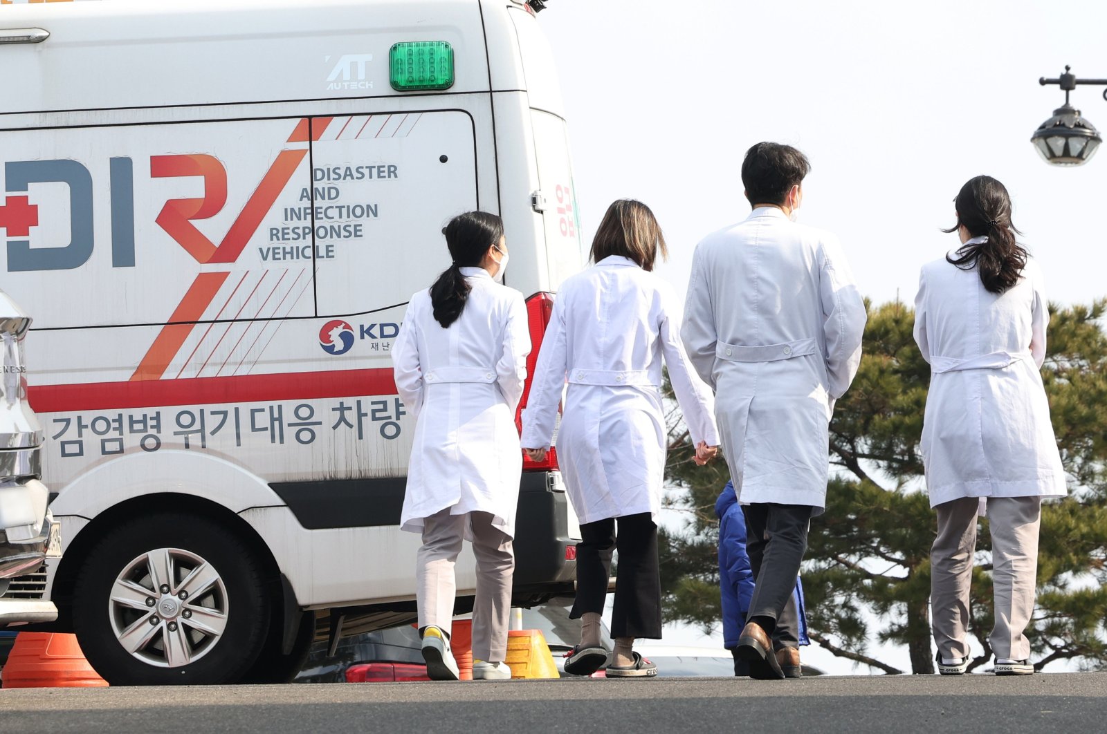 Medical workers walk at a general hospital in Seoul as an association of trainee doctors was seen shifting into cautious mode one day after it set up an emergency committee in protest of a government plan to increase the number of medical students, South Korea, Feb. 13, 2024. (EPA Photo)