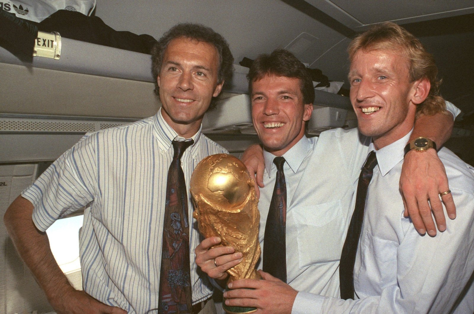 (L-R) Germany national team&#039;s Franz Beckenbauer, Lothar Matthaeus and Andreas Brehme pose with the World Cup trophy, Munich, Germany, July 9, 1990. (AP Photo)