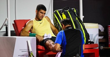 Spain's Carlos Alcaraz gestures after suffering an injury during the ATP 500 Rio Open tennis match against Brazil's Carlos Monteiro, Rio de Janeiro, Brazil, Feb. 20, 2024. (AFP Photo)