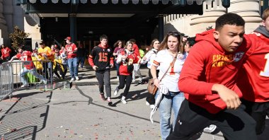 People flee after shots were fired near the Kansas City Chiefs&#039; Super Bowl LVIII victory parade in Kansas City, Missouri, U.S., Feb. 14, 2024. (AFP Photo)