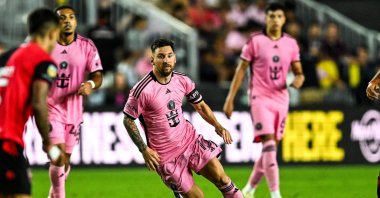Inter Miami's Lionel Messi (C) plays during the international friendly match against Newell's Old Boys at DRV PNK Stadium, Fort Lauderdale, Florida, U.S., Feb. 15, 2024. (AFP Photo)