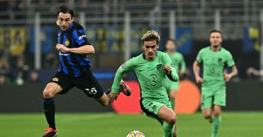 Atletico Madrid's Antoine Griezmann (R) controls the ball during the UEFA Champions League last 16 first leg football match against Inter Milan at the San Siro stadium, Milan, Italy, Feb. 20, 2024. (AFP Photo)