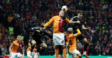 Galatasaray&#039;s Mauro Icardi (C) in action against Veljko Birmancevic (R) during the UEFA Europa League knockout round playoffs, first leg match at the RAMS Park, Istanbul, Türkiye, Feb. 15, 2024. (EPA Photo)