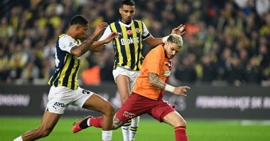 Fenerbahçe's Jayden Oosterwolde (L) marks Galatasaray's Mauro Icardi during a Süper Lig match at Ülker Stadium, Istanbul, Türkiye, Dec. 24, 2023. (AA File Photo)
