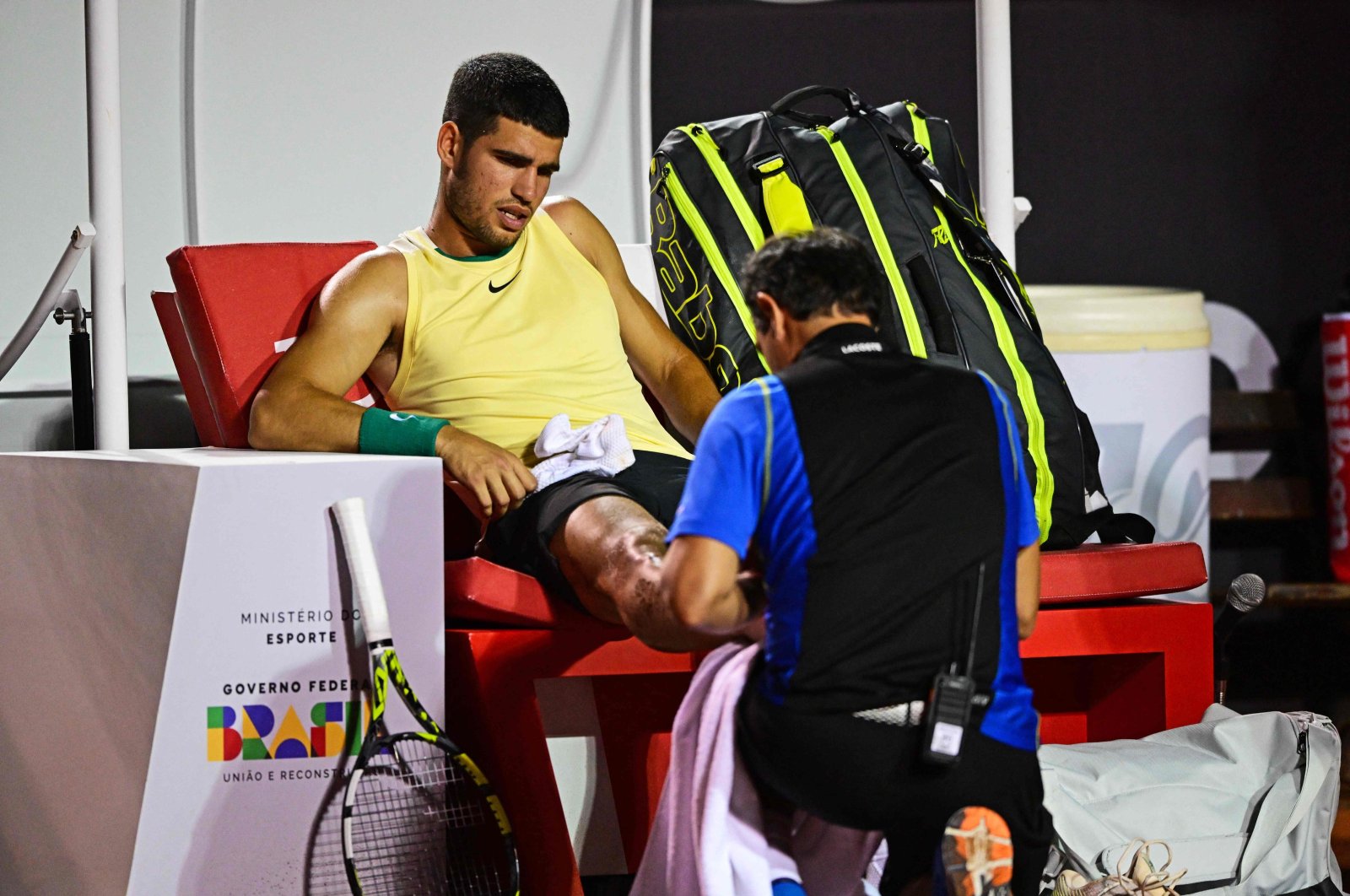 Spain&#039;s Carlos Alcaraz gestures after suffering an injury during the ATP 500 Rio Open tennis match against Brazil&#039;s Carlos Monteiro, Rio de Janeiro, Brazil, Feb. 20, 2024. (AFP Photo)