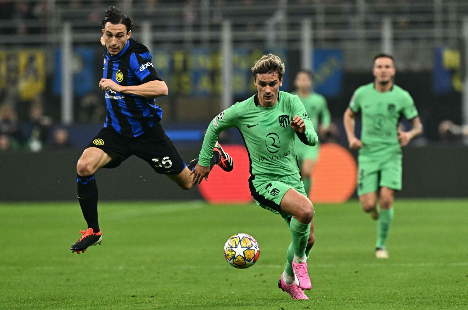 Atletico Madrid&#039;s Antoine Griezmann (R) controls the ball during the UEFA Champions League last 16 first leg football match against Inter Milan at the San Siro stadium, Milan, Italy, Feb. 20, 2024. (AFP Photo)