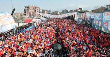 A crowd waits for President Recep Tayyip Erdoğan for a campaign rally, Denizli, western Türkiye, Feb. 22, 2024. (AA Photo)