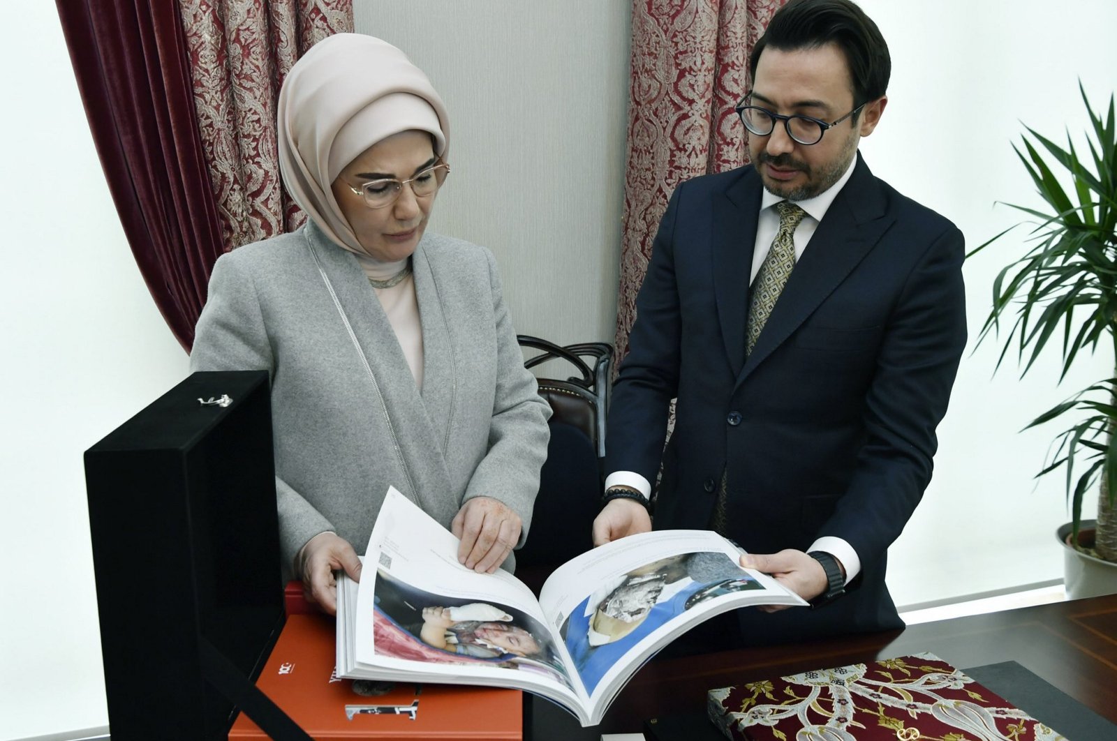 First lady Emine Erdoğan selects photos for the contest with Chairperson and General Manager Serdar Karagöz (R), Ankara, Istanbul, Feb. 22, 2024. (AA Photo)