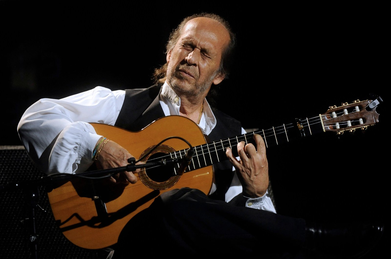 Spanish guitarist Paco de Lucia performs on stage during the 37th Jazz Festival of Vitoria in the Basque city of Vitoria, Spain, July 20, 2013. (AFP Photo)