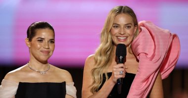 America Ferrera and Margot Robbie (R) speak onstage during the 30th Screen Actors Guild Awards, Los Angeles, California, U.S., Feb. 24, 2024. (Reuters Photo)