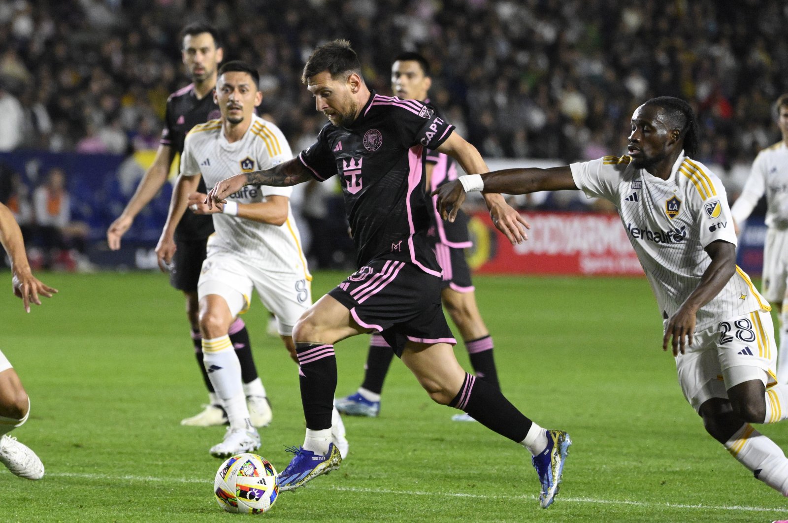 Inter Miami&#039;s Lionel Messi (C) controls the ball against the Los Angeles Galaxy in the first half of a Major League Soccer match at Dignity Health Sports Park, Los Angeles, U.S., Feb. 25, 2024. (Getty Images Photo)