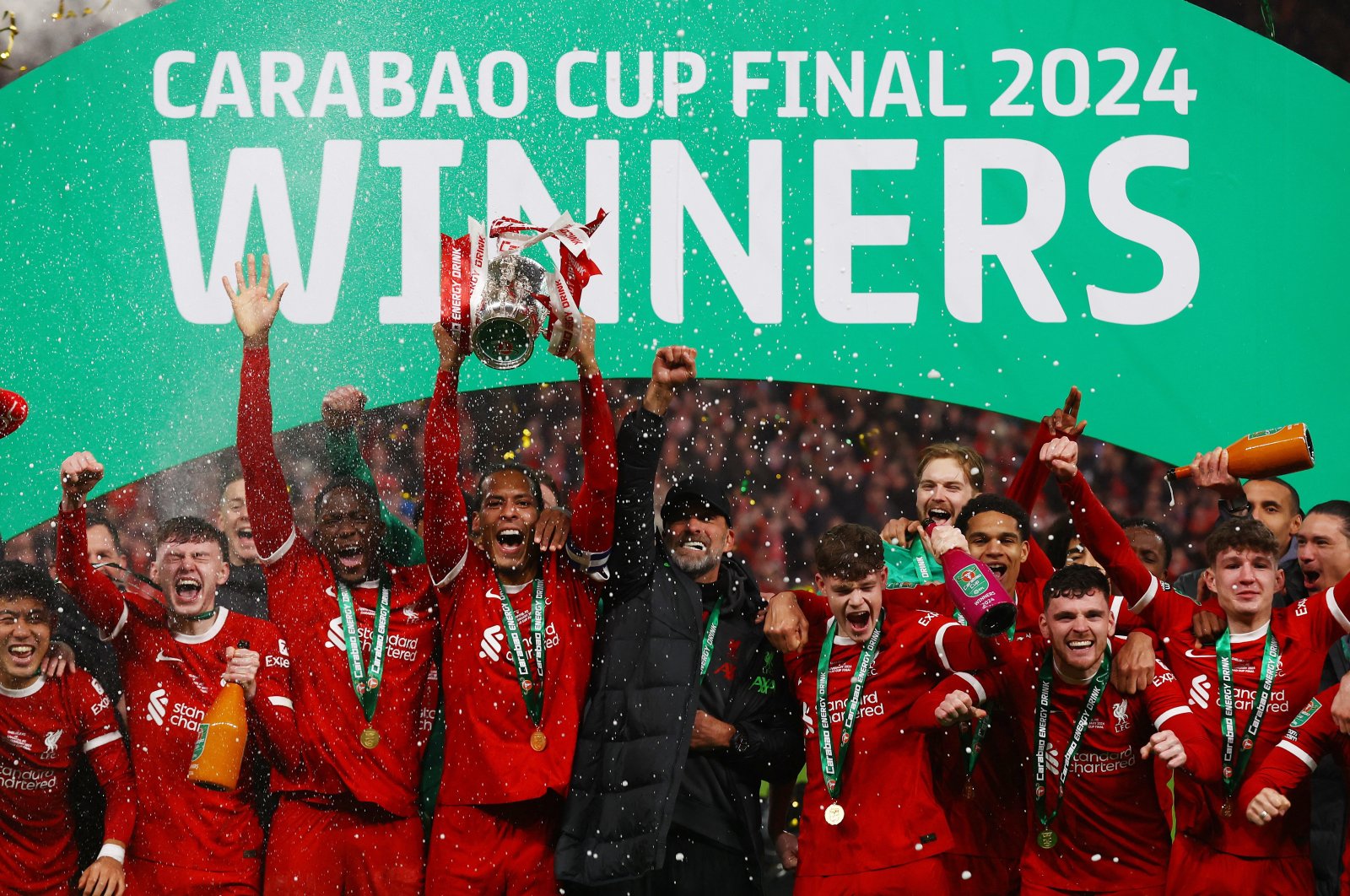 Liverpool coach Jurgen Klopp (C) and his players celebrate winning the Carabao Cup with the trophy at Wembley Stadium, London, U.K., Feb. 25, 2024. (Reuters Photo) 