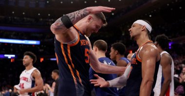 New York Knicks' Isaiah Hartenstein (L) celebrates the win with Josh Hart after the game against the Detroit Pistons at Madison Square Garden, New York City, U.S., Feb. 26, 2024. (AFP Photo)