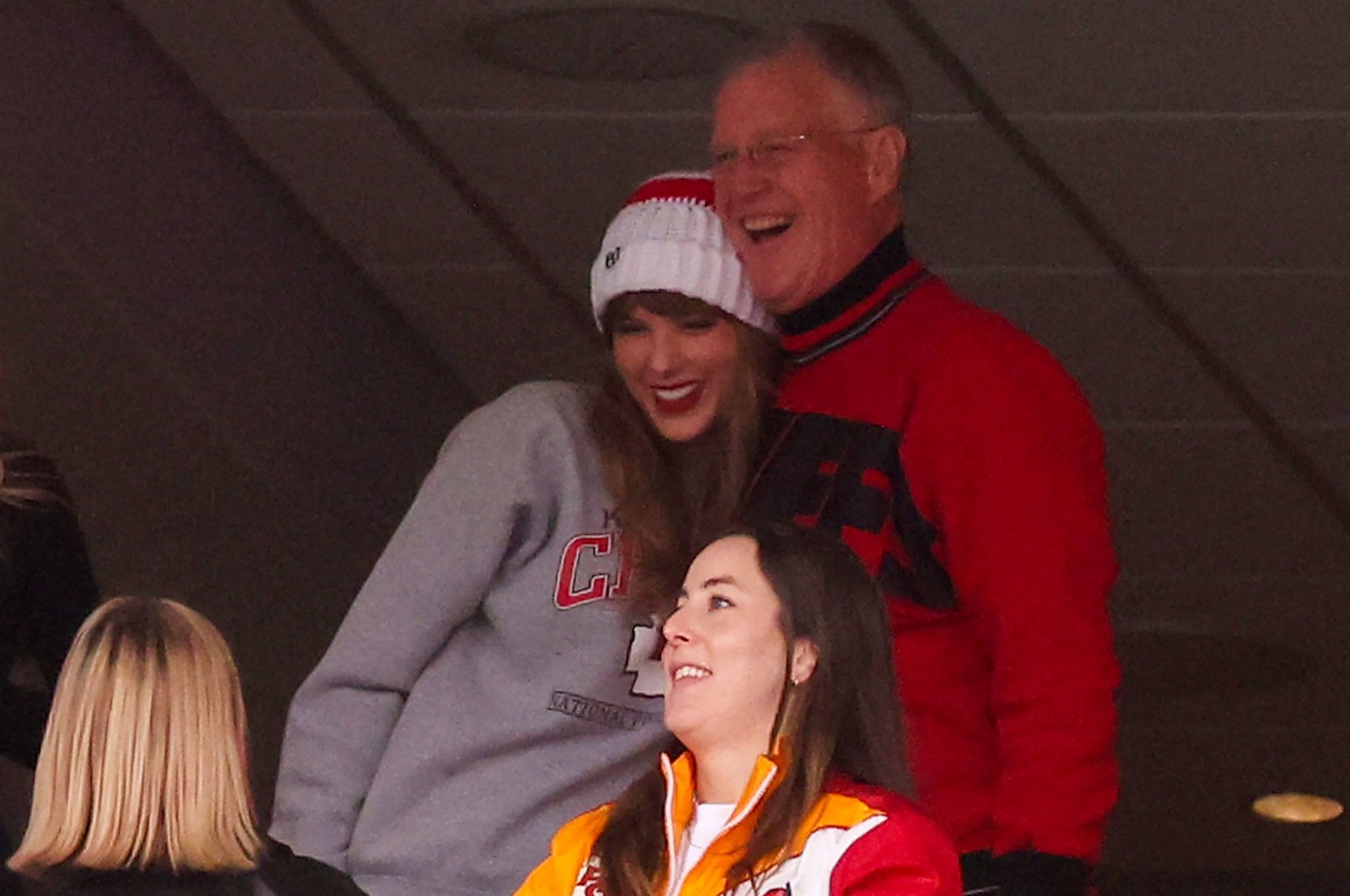 U.S. singer Taylor Swift (L) and her father, Scott Kingsley Swift (R), cheer as they watch the Kansas City Chiefs play the New England Patriots at Gillette Stadium in Foxborough, Massachusetts, U.S., Dec.17, 2023. (AFP Photo)
