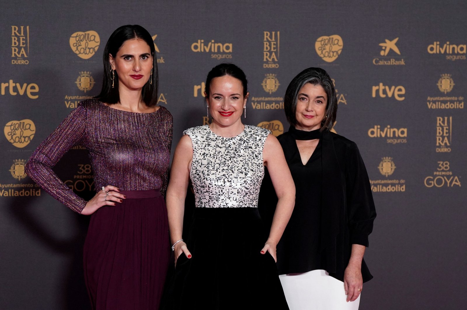 Director Maite Alberdi (C) and Paulina Urrutia (R), of &quot;The Eternal Memory,&quot; attend the Spanish Film Academy&#039;s Goya Awards ceremony in Valladolid, Spain, Feb. 10, 2024. (Reuters Photo)