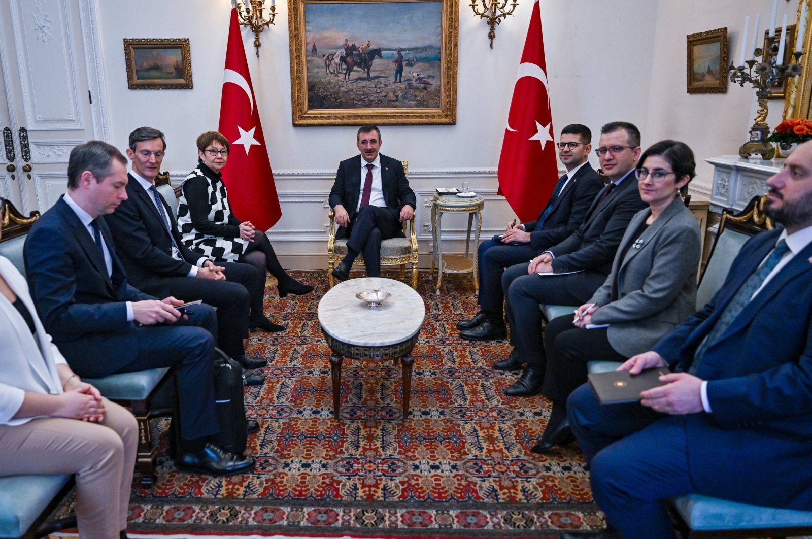 Türkiye Cumhurbaşkanı Yardımcısı, Londra'da Avrupa İmar ve Kalkınma Bankası Başkanı ile görüştü