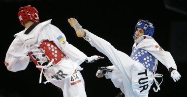 Türkiye&#039;s Servet Tazegul (R) fights Ukraine&#039;s Hryhorii Husarov during their quarterfinal round match in the men&#039;s 68 kg. taekwondo competition at the 2012 Summer Olympics, London, U.K., Aug. 9, 2012. (AP Photo)