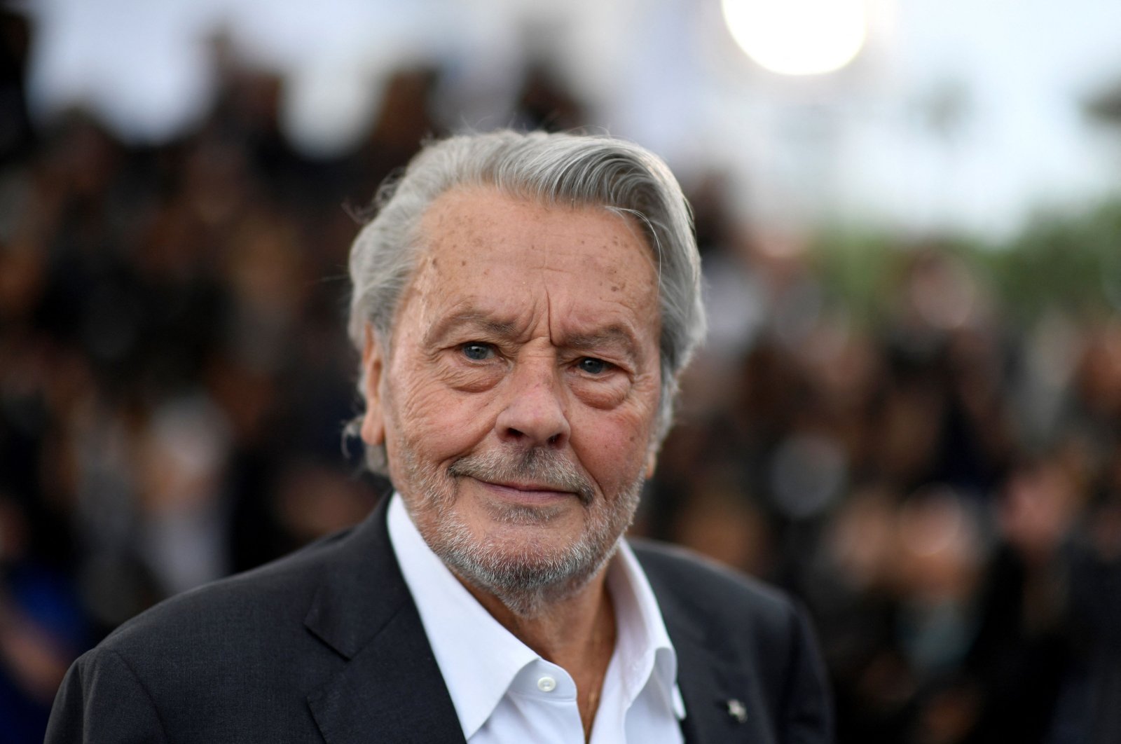 French actor Alain Delon poses during a photocall before being awarded with an Honorary Palme d&#039;Or at the 72nd edition of the Cannes Film Festival, Cannes, France, May 19, 2019. (AFP Photo)