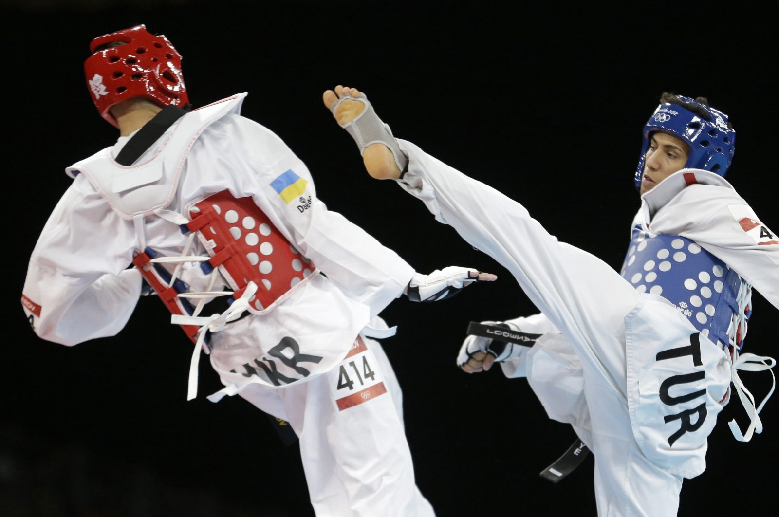 Türkiye&#039;s Servet Tazegul (R) fights Ukraine&#039;s Hryhorii Husarov during their quarterfinal round match in the men&#039;s 68 kg. taekwondo competition at the 2012 Summer Olympics, London, U.K., Aug. 9, 2012. (AP Photo)