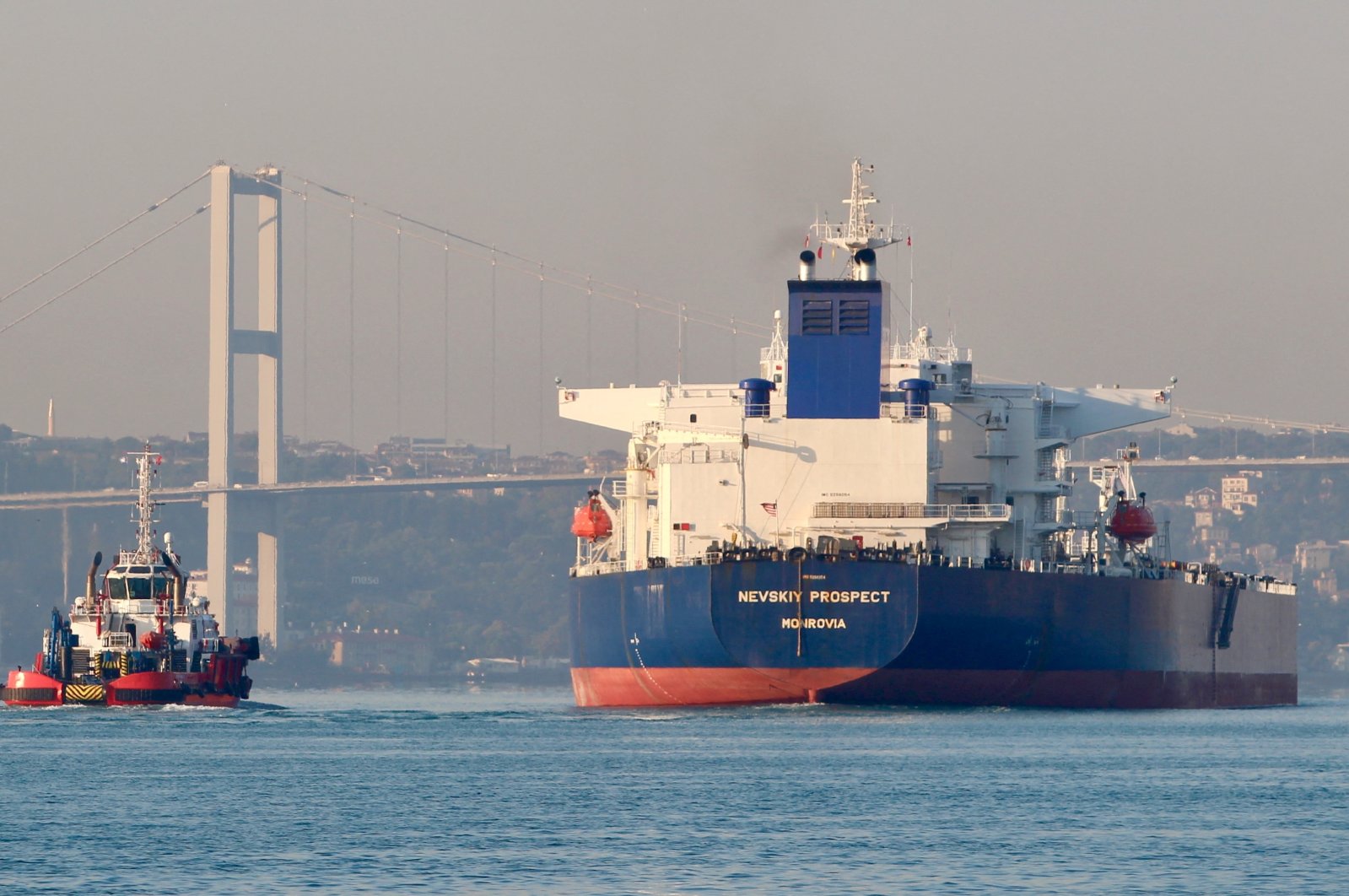 Crude oil tanker Nevskiy Prospect, owned by Russia&#039;s leading tanker group Sovcomflot, transits the Bosphorus in Istanbul, Türkiye, Sept. 6, 2020. (Reuters Photo)