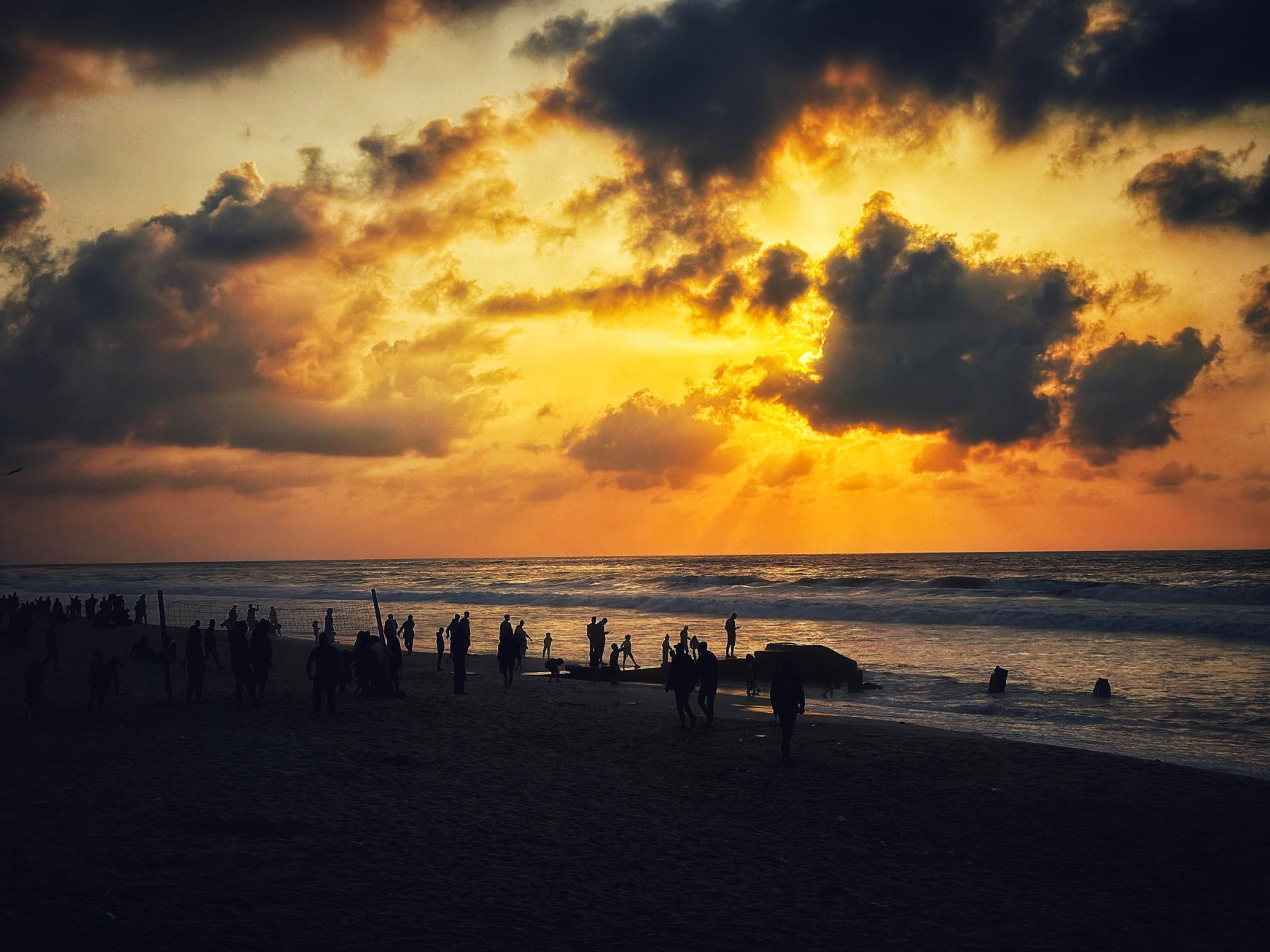 Sunset offers glimmer of beauty in war-torn Gaza | Daily Sabah