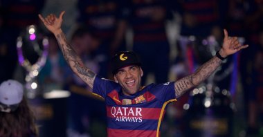 Former Barcelona&#039;s Brazilian defender Dani Alves acknowledges the crowd during celebrations at the Camp Nou stadium, Barcelona, Spain, May 23, 2016. (AFP Photo)