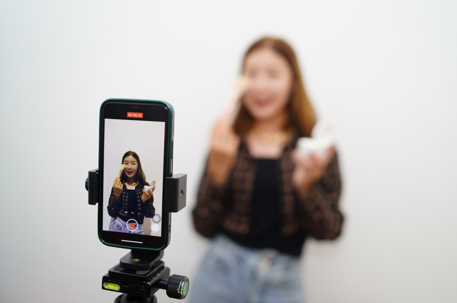 Teen TikTok makeup influencers raise health concerns - Vimarsana News