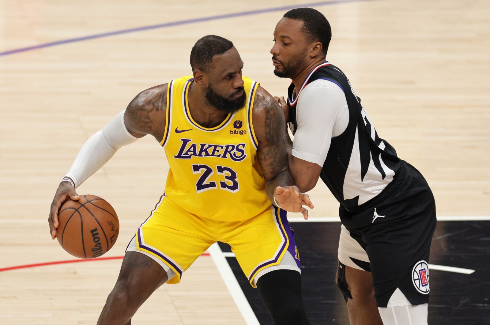 LeBron runs wild as Lakers slam Clippers in stunning comeback