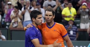 Spain's Carlos Alcaraz (L) greets compatriot Rafael Nadal after the men's singles semifinals at the BNP Paribas Open, Indian Wells, U.S., March 19, 2022. (AP Photo)